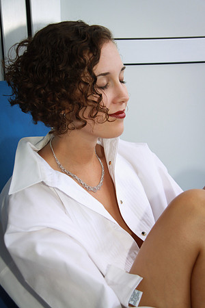 Boudoir-Glamour photo of a fine woman in a white shirt.