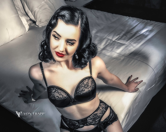 Old Hollywood styled glamour boudoir photo.