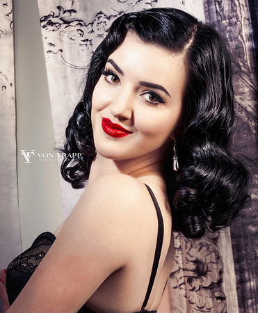 Boudoir-Glamour photo in the old Hollywood style of a ravin-haired beauty.