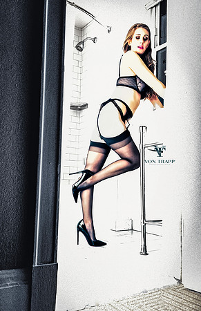 Boudoir-Glamour photo of a woman in lingerie.